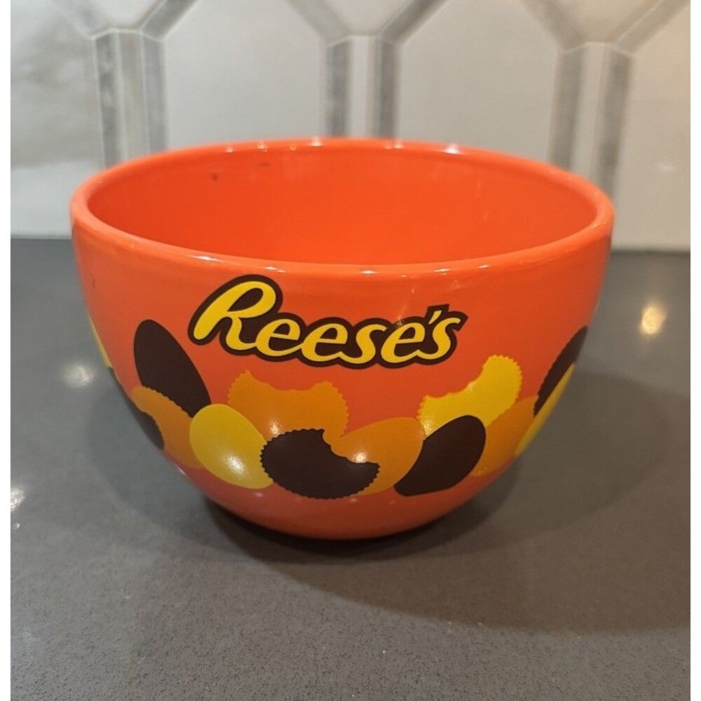 Reese’s Ceramic Bowl w/Candy graphics, 16oz Pre-owned Hershey